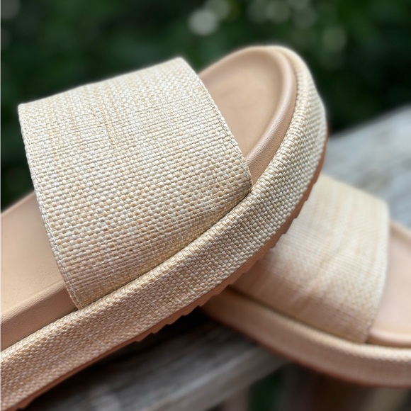 Boutique Raffia Beige Platform Sandals - Picture 2 of 6